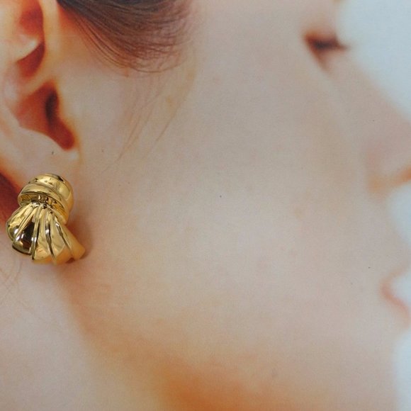 14kt shell form 3d clip on earrings 19 gram
